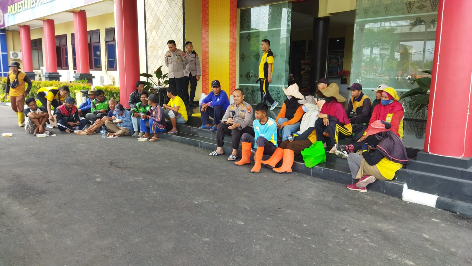 Kapolrestabes Palembang, Kombes Pol Mokhamad Ngajib, mengajak puluhan masyarakat dari pengemudi ojol dan tukang becak, sarapan pagi bersama