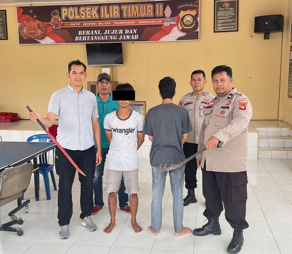 Tim Opsnal Unit Reskrim Polsek Ilir Timur mengamankan MF dan MK