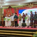 Penyerahan kartu tanda jaminan sosial ketenagakerjaan kepada Sulinggih, Serati dan pemangku adat Hindu
