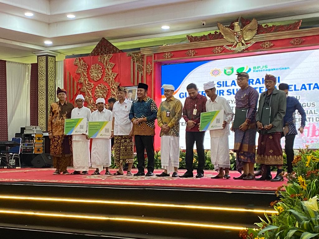 Penyerahan kartu tanda jaminan sosial ketenagakerjaan kepada Sulinggih, Serati dan pemangku adat Hindu