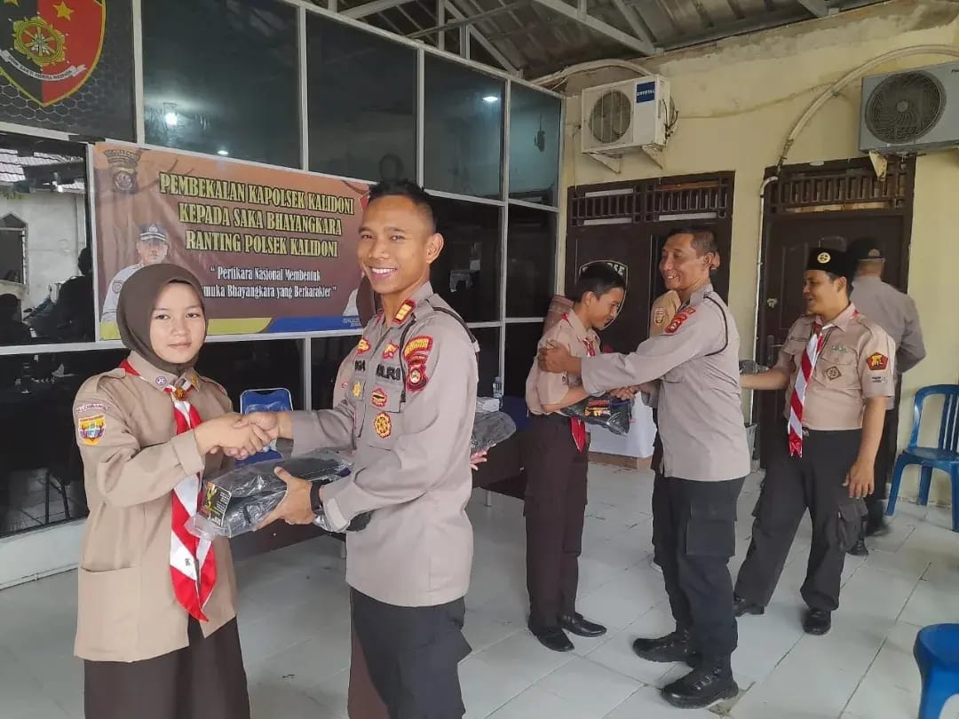 Kapolsek Kalidoni Palembang AKP Dwi Angga Cesario memberikan pembekalan terhadap empat peserta Pertikara