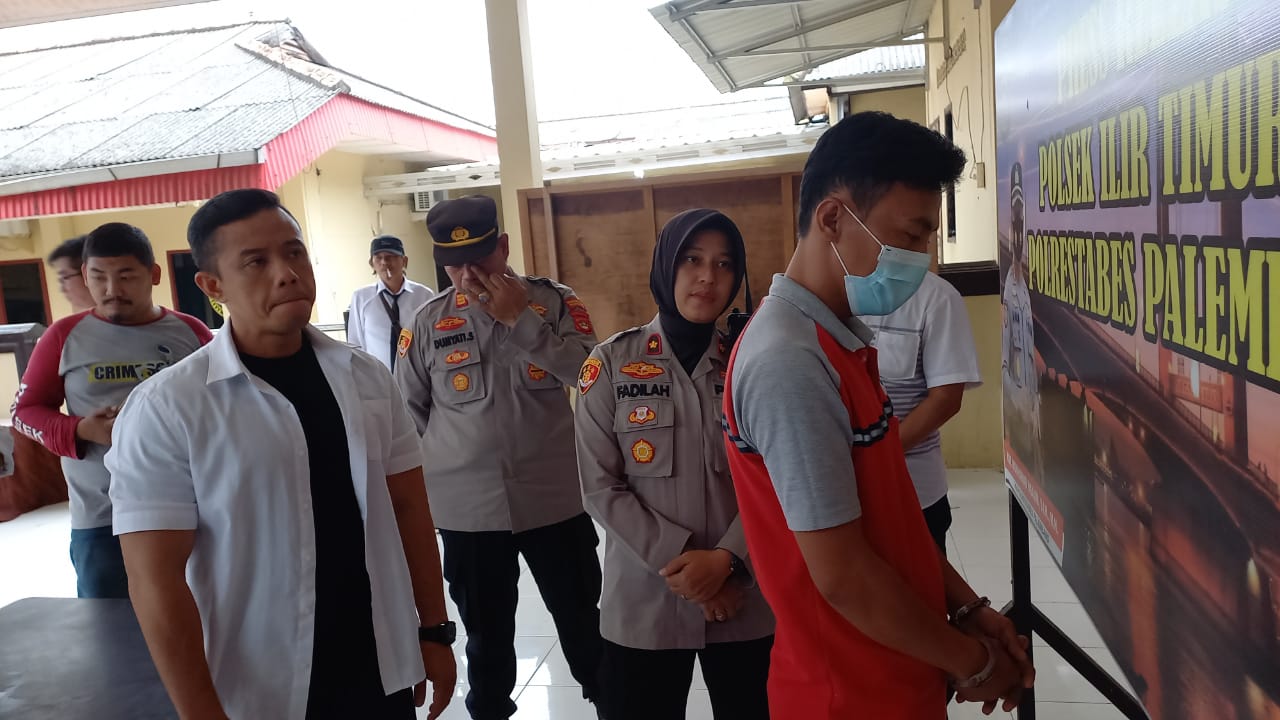 AA, pelaku pengeroyokan saat diamankan di Mapolsek IT II Palembang