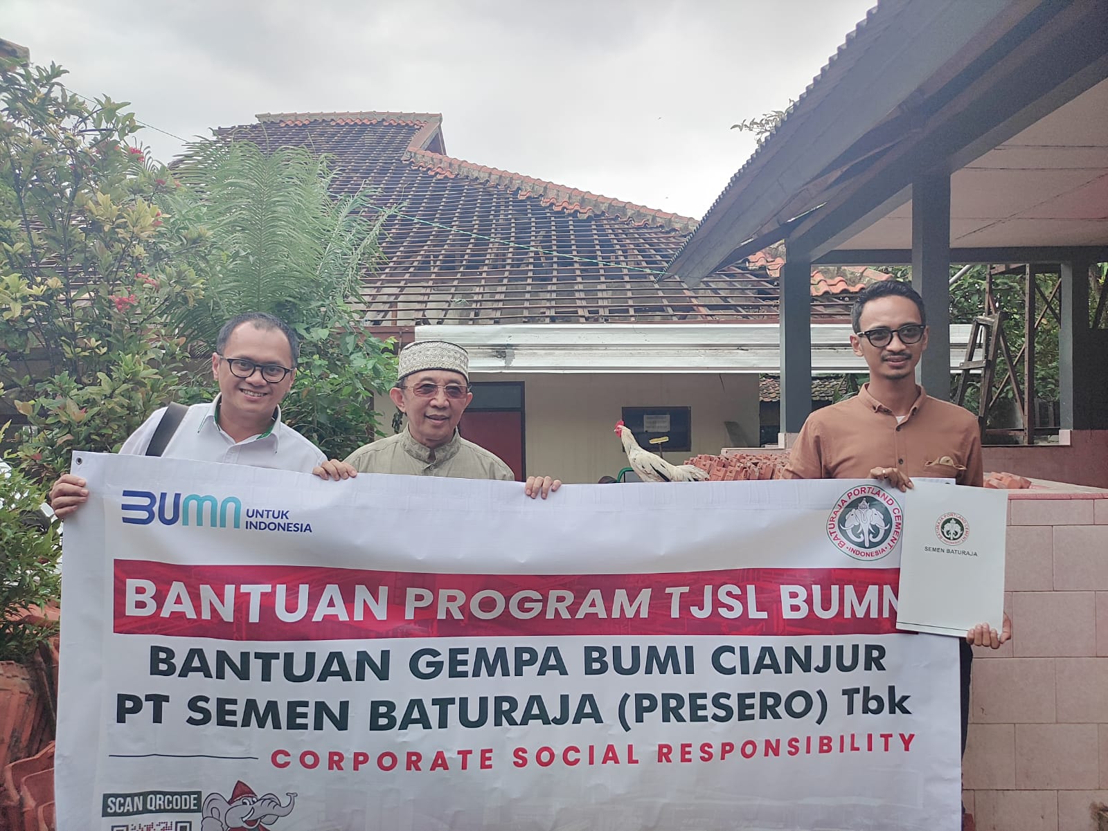 Tim Tanggap Bencana Semen Baturaja salurkan bantuan ke korban gempa Cianjur (Dok. Humas Semen Baturaja / Indodaily.co)