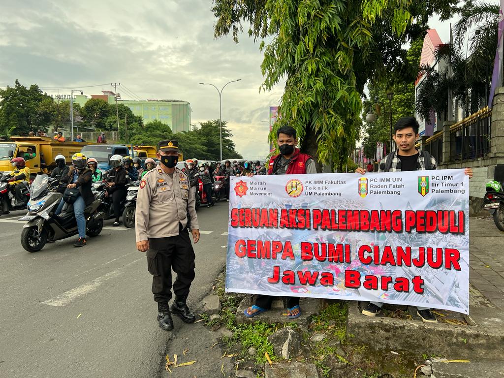 Polisi melakukan pengamanan aksi penggalangan dana bagi korban gempa Ciganjur yang dilaksanakan Komunitas Solidaritas Pemuda Pemuda Palembang Peduli Ciganjur 