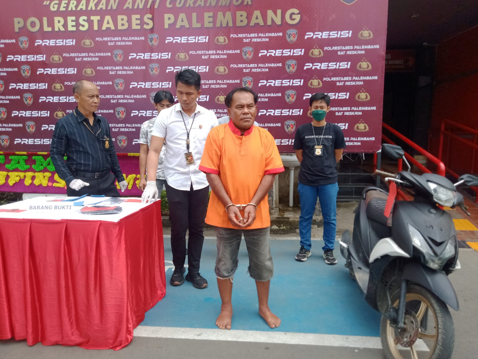 Pelaku keoemilikan senpi saat diamankan Unit Ranmor Sat Reskrim Polrestabes Palembang
