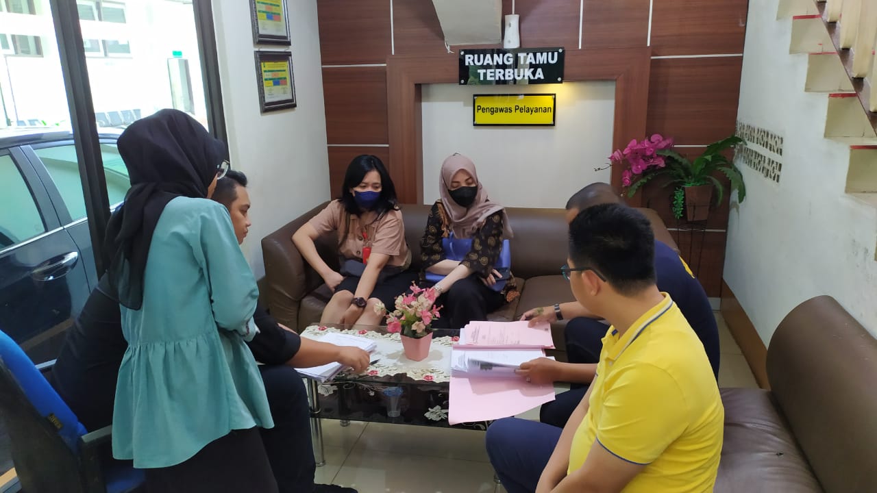 Kejari Ogan ilir melimpakan berkas 11 tersangka korupsi pembangunan fasilitas lapangan bola mini tahun anggaran 2015 ke PN Palembang