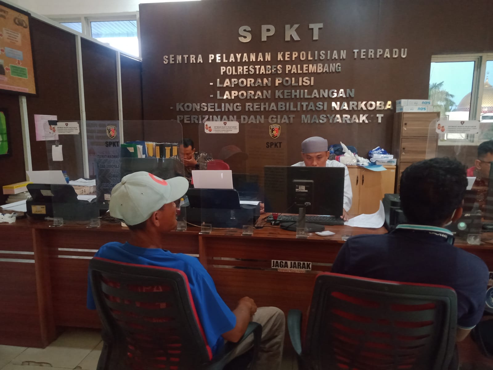Korban pengeroyokan, M Arfan (41) saaat mendatangi Sentra Pelayanan Kepolisian Terpadu (SPKT) Polrestabes Palembang
