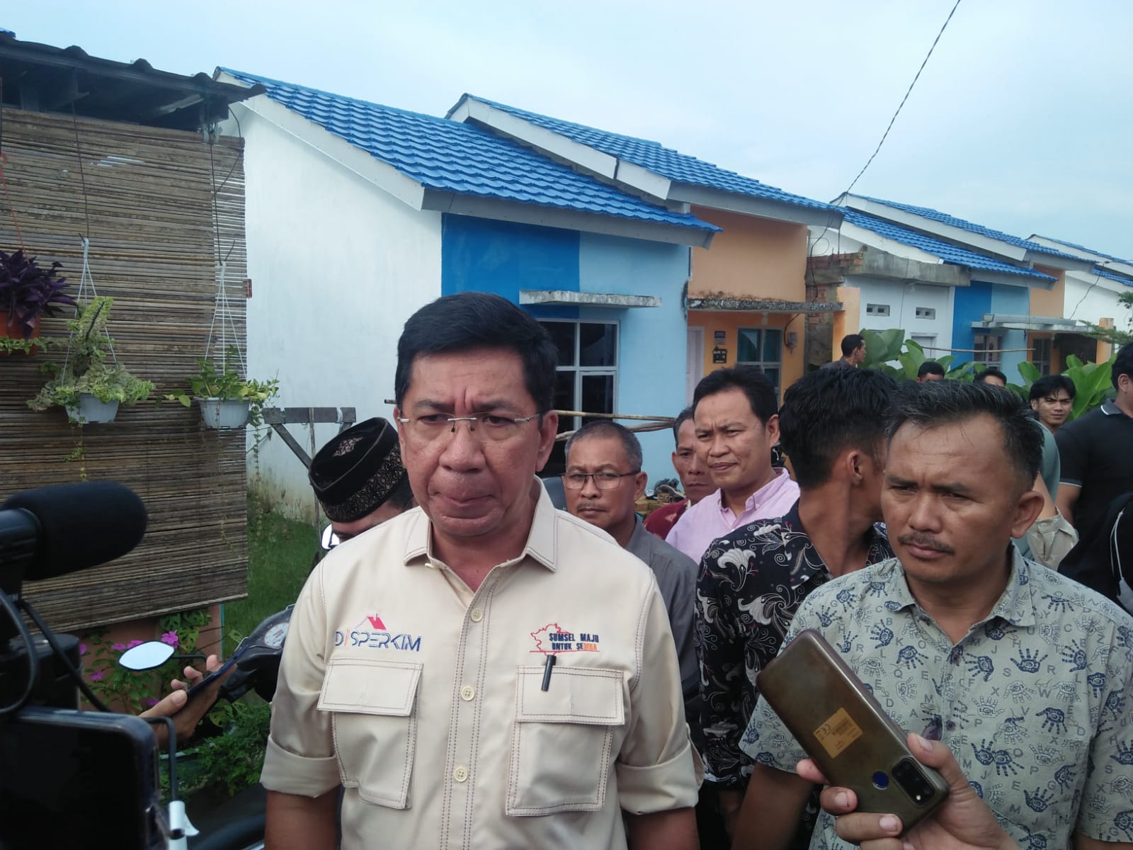 Kepala Dinas Perkim Sumsel Ir H Basyaruddin Akhmad usai peresmian pengaliran pertama PDAM di Perumahan Arizona Kelurahan Talang Jambe Kecamatan Sukarami, Minggu (06/11/2022)