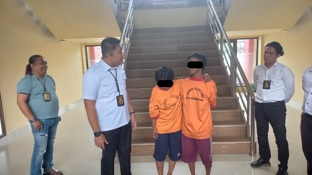 Dua pelaku begal dengan modus pengeroyokan diringkus Opsnal Unit Pidum dan Tekab 134 Sat Reskrim Polrestabes Palembang, Minggu (6/11/2022) malam