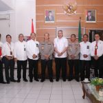 Kapolda Sumsel didampingi Kabid Humas saat mengunjungi Kantor Pengadilan Tinggi Agama Kota Palembang, Senin (7/11/2022)