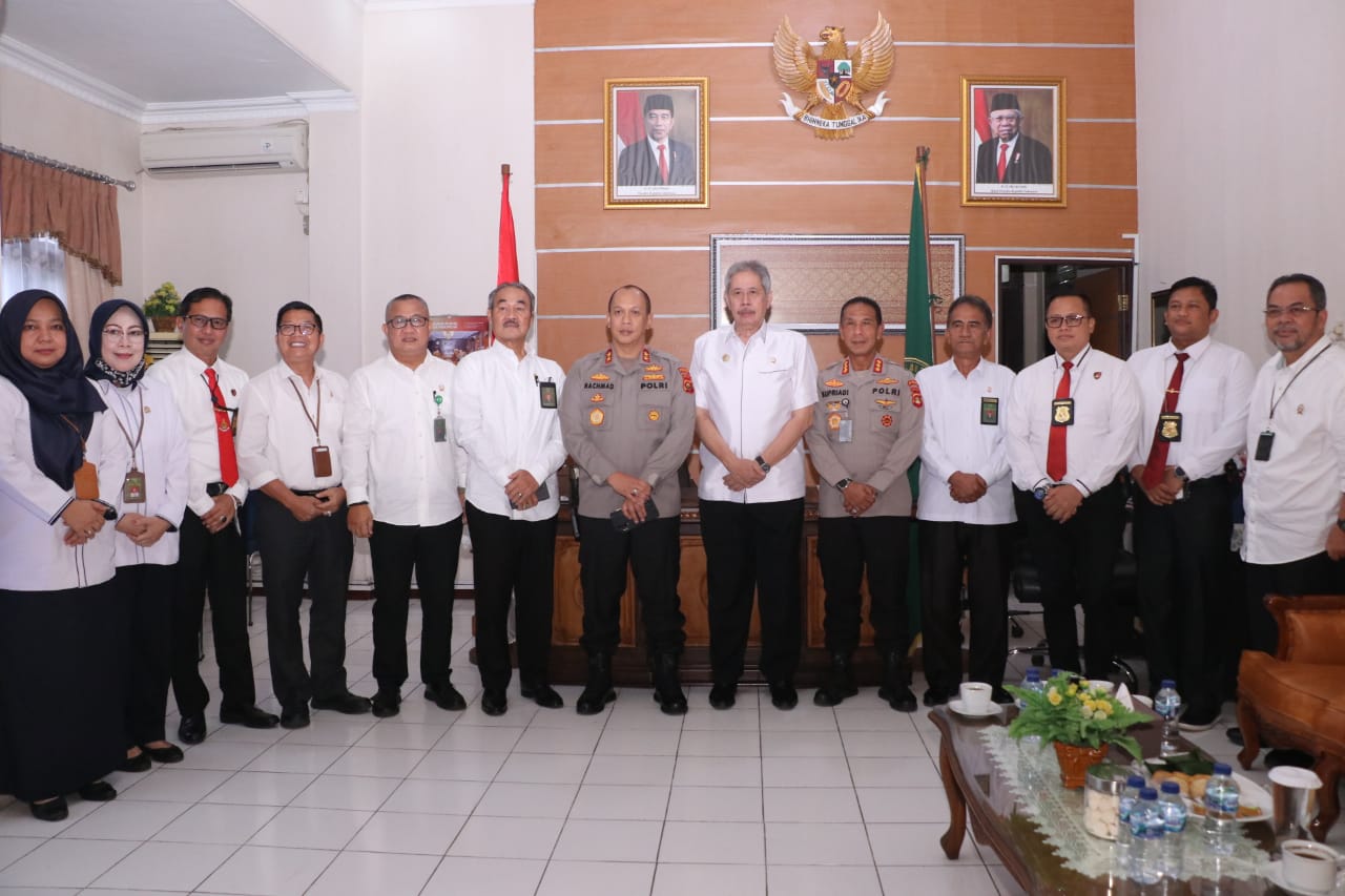 Kapolda Sumsel didampingi Kabid Humas saat mengunjungi Kantor Pengadilan Tinggi Agama Kota Palembang, Senin (7/11/2022)