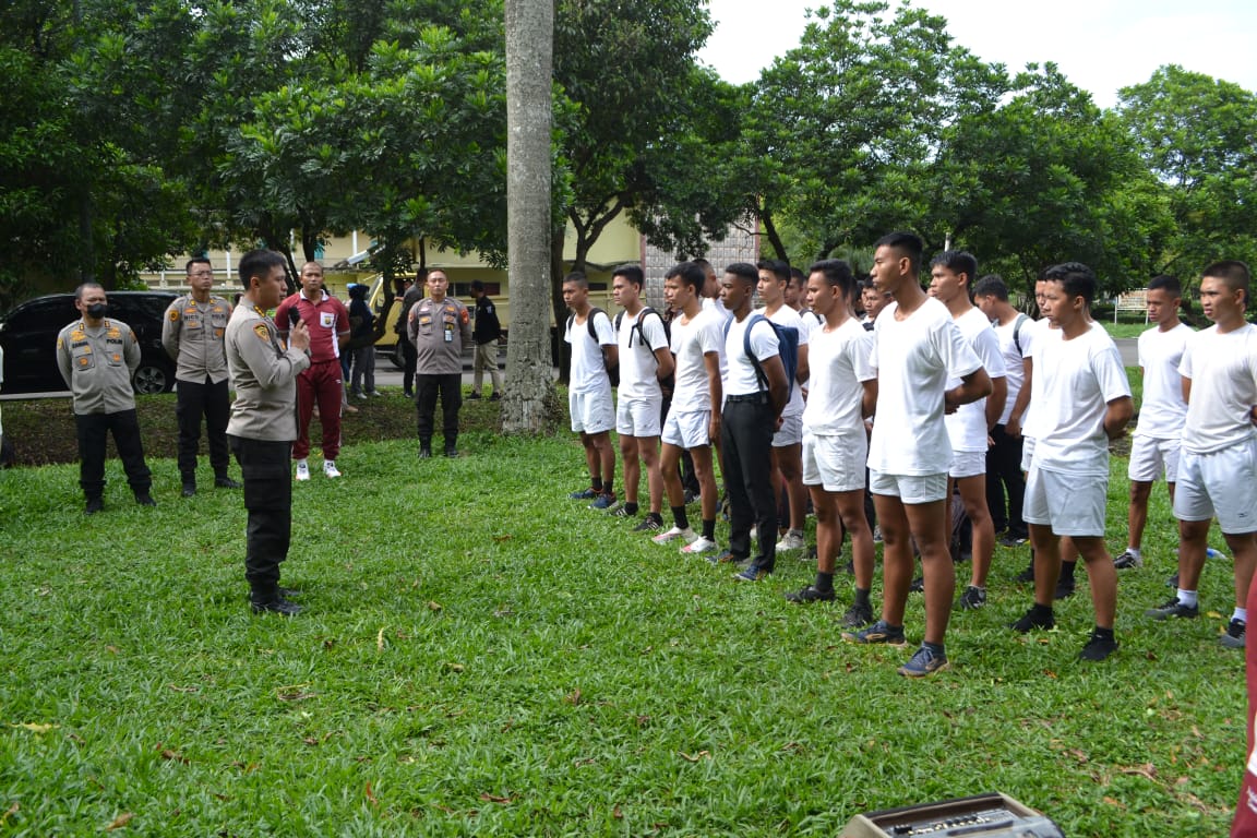 Tim Supervisi Mabes Polri Kombes Pol Hendra Gunawan SIK M Si bersama Ketua Pelaksana sekaligus Karo SDM Polda Sumsel, Kombes Pol Ucu Kuspriyadi SIK MH memantau pelaksanaan Supervisi Kesamaptaan Jasmani Penerimaan Tamtama Polri Gelombang I tahun 2023.