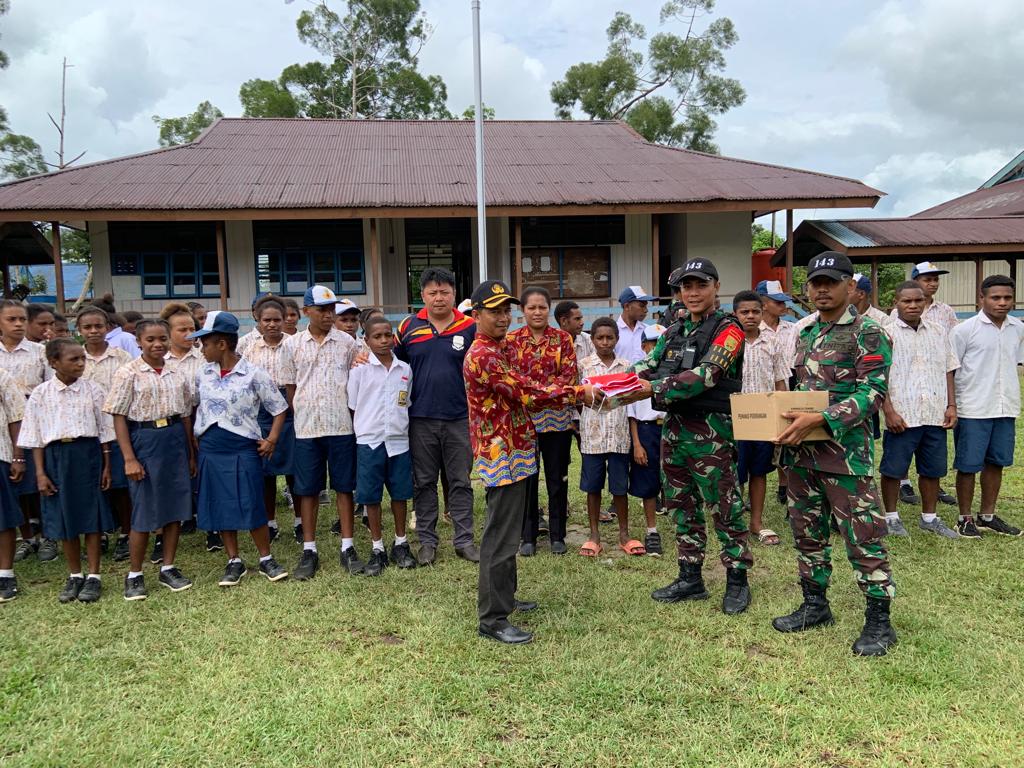 Suasana saat Prajurit Wira Bekali Wawasan Kebangsaan Kepada Generasi Muda di Pedalaman Papua, bertempat di Kampung Umuaf, Distrik Web, Kabupaten Keerom, Papua, Kamis (10/11/2022). Foto:Ist/Indodaily.co