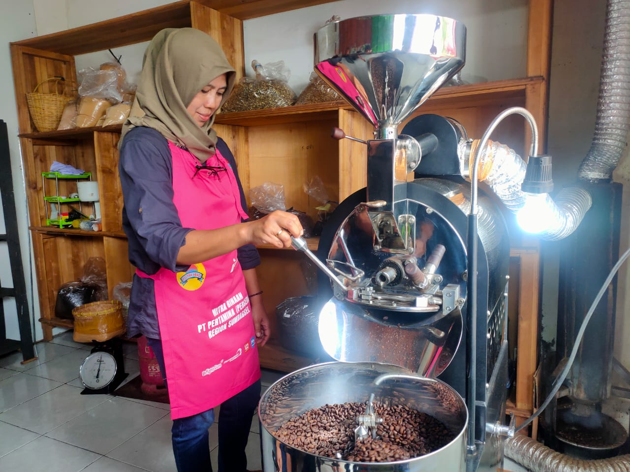 Wenny Bastian (49), owner UMKM Putra Abadi saat sedang mengolah biji kopi di rumah produksinya di Kota Pagar Alam Sumsel (Indodaily.co / Nefri Inge)
