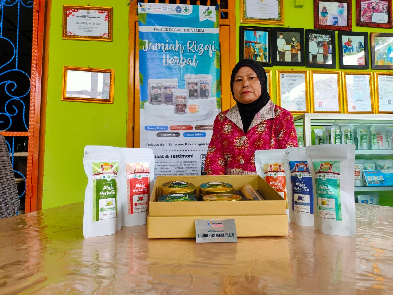 Jamiah memamerkan produk teh herbal buatannya, yang menjadi suvenir G20 di Nusa Dua Bali (Indodaily.co / Nefri Inge)