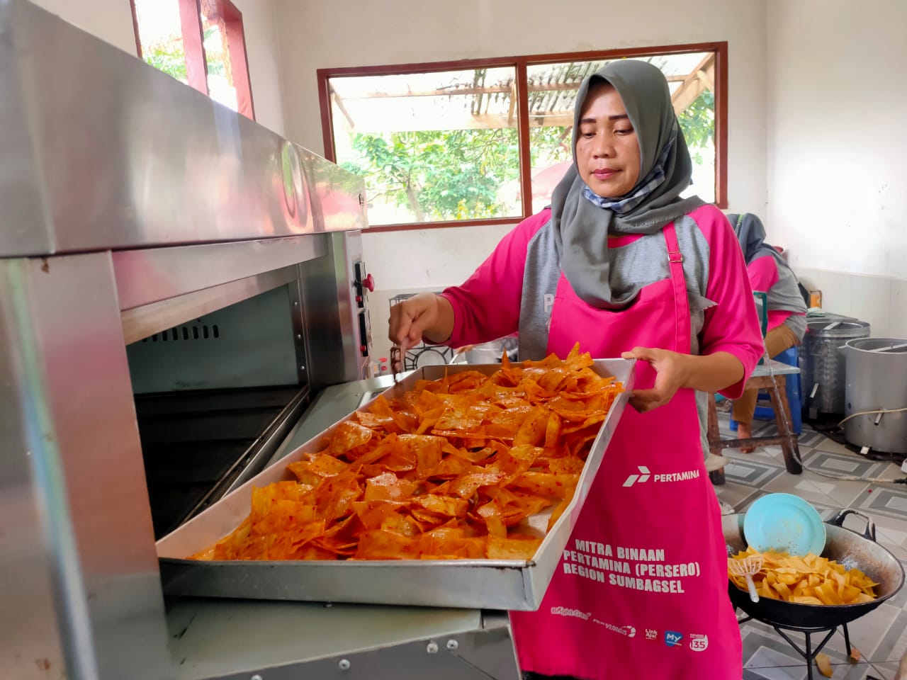 Olahan keripik ubi di rumah produksi UMKM Putra Abadi Pagar Alam Sumsel, yang menjadi mitra binaan Pertamina Patra Niaga Regional Sumbagsel (Indodaily.co / Nefri Inge)