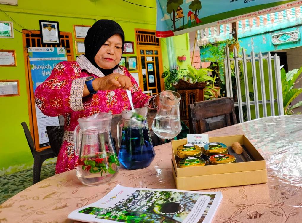 Produk olahan teh herbal Jamiah, mitra binaan Pertamina RU III Palembang, yang menjadi suvenir G20 di Nusa Dua Bali (Indodaily.co / Nefri Inge)