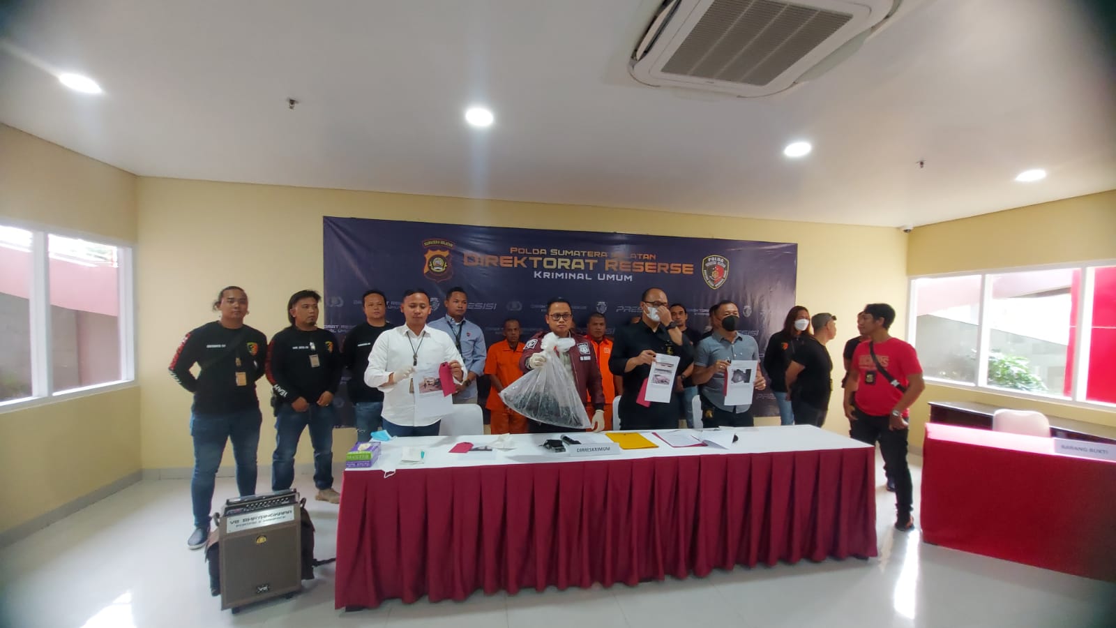 Direktur Ditreskrimum Polda Sumsel Kombes Pol M Anwar Reksowidjojo SIK SH saat menggelar konferensi pers, Kamis (10/11/2022)