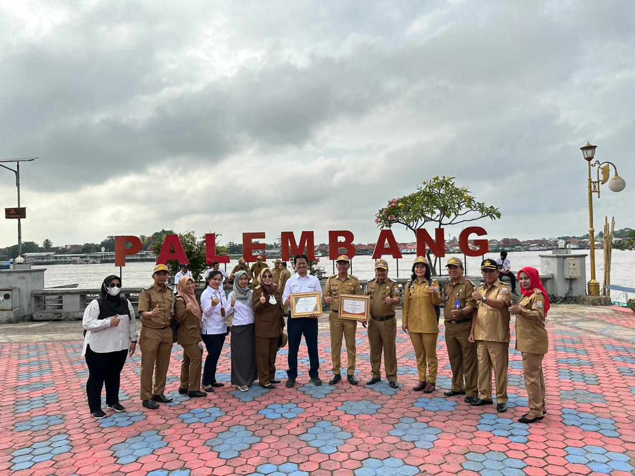 Penyerahan penghargaan Program Kampung Iklim