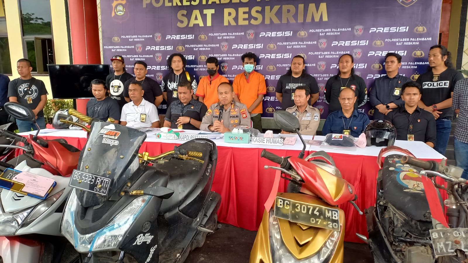 Kapolrestabes Palembang, Kombes Pol Mokhamad Ngajib didampingi Kasat Reskrim, Kompol Haris Dinzah saat mengelar keterangan pers, Selasa (15/11/2022)