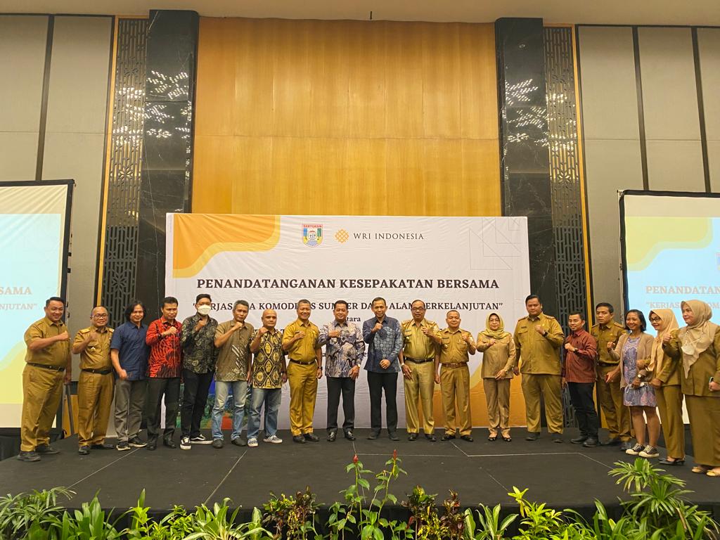 Penandatanganan MoU tentang Komoditas Sumber Daya Alam Berkelanjutan (KSDAB) antara Pemkab Banyuasin dan WRI Indonesia, Senin (14/11/2022)