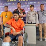 Polisi saat mengamankan salah satu pelaku pemalak sopir