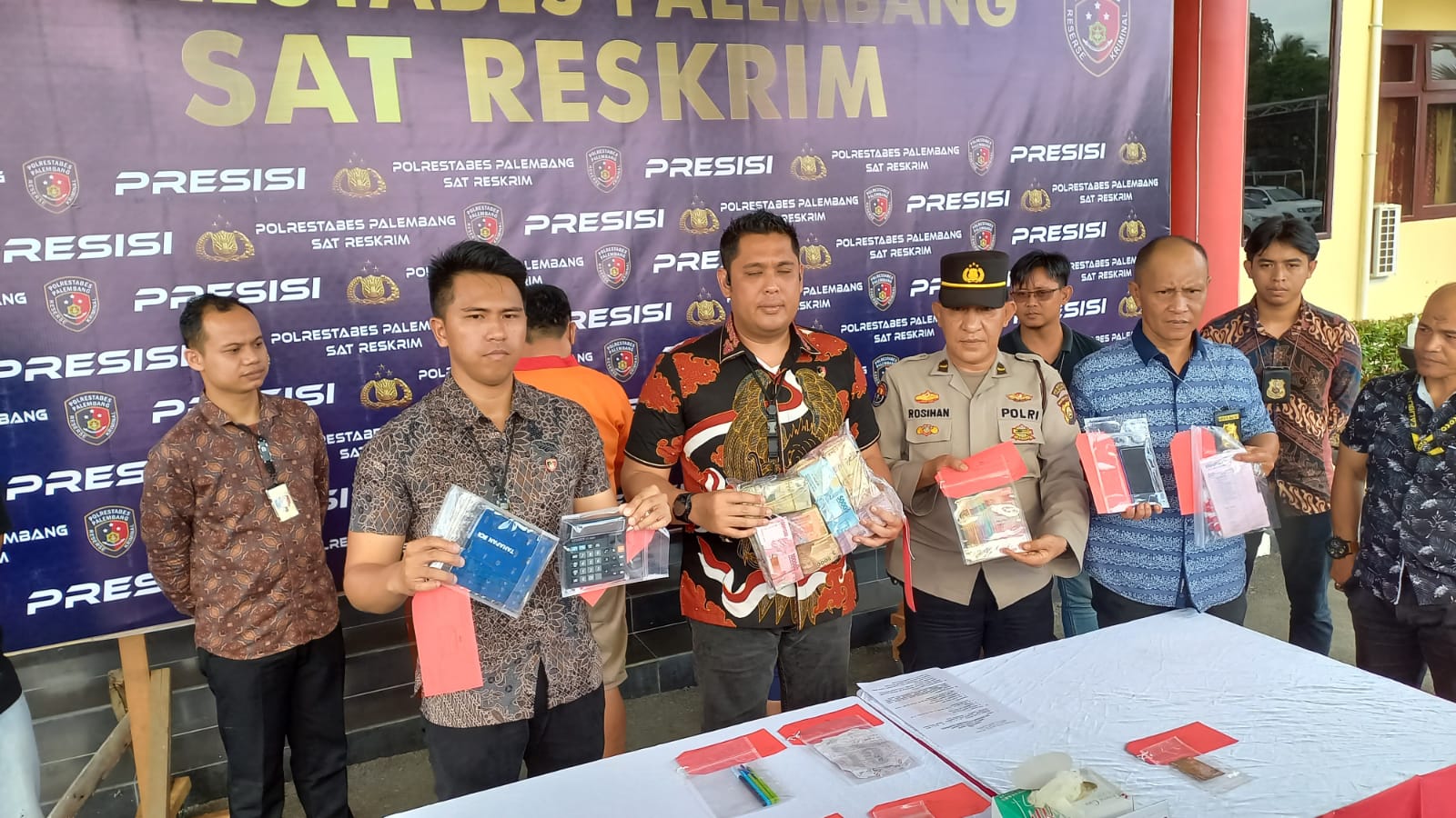 Unit Ranmor Satreskrim Polrestabes Palembang saat melakukan konferensi pers, Jumat (18/11/2022)