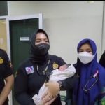 Personil Dokkes Polrestabes Palembang Dr Launa R Munazat membantu tahanan Polrestabes Palembang yang melahirkan, Jumat (18/11/2022)