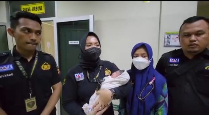 Personil Dokkes Polrestabes Palembang Dr Launa R Munazat membantu tahanan Polrestabes Palembang yang melahirkan, Jumat (18/11/2022)