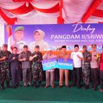 Pangdam II/Sriwijaya dan Ketua Persit Kartika Chandra Kirana Daerah II/Sriwijaya mengunjungi Kampung Pancasila binaan Kodim 0420/Sarko, Korem 042/Gapu di Desa Mekarsari, Jambi