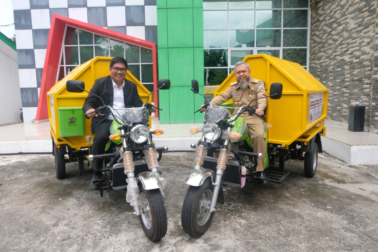 Bantuan 2 unit motor sampah yang diberikan PT Semen Baturaja Tbk ke DLH OKU Sumsel (Dok. Humas Semen Baturaja / Indodaily.co)