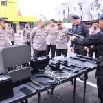 Kapolda Sumsel mengecek kendaraan dinas satuan kerja yang mendapat bantuan dari Mabes Polri, Senin (21/11/2022)