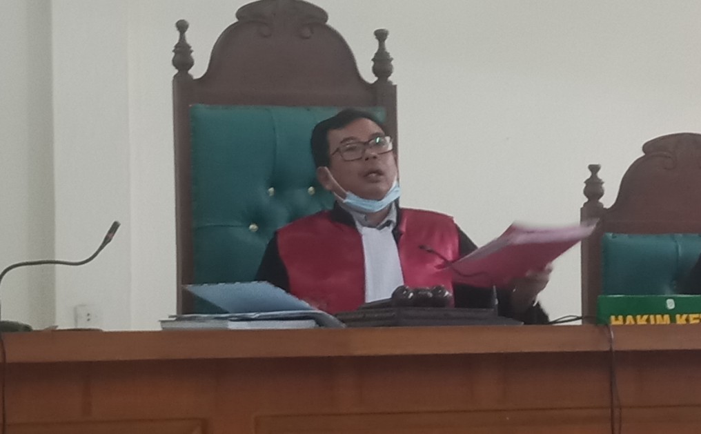 Majelis hakim Paul Marpaung membacakan Amar putusan terdakwa Feri Apriyansyah di PN Palembang, Kamis (24/11/2022)