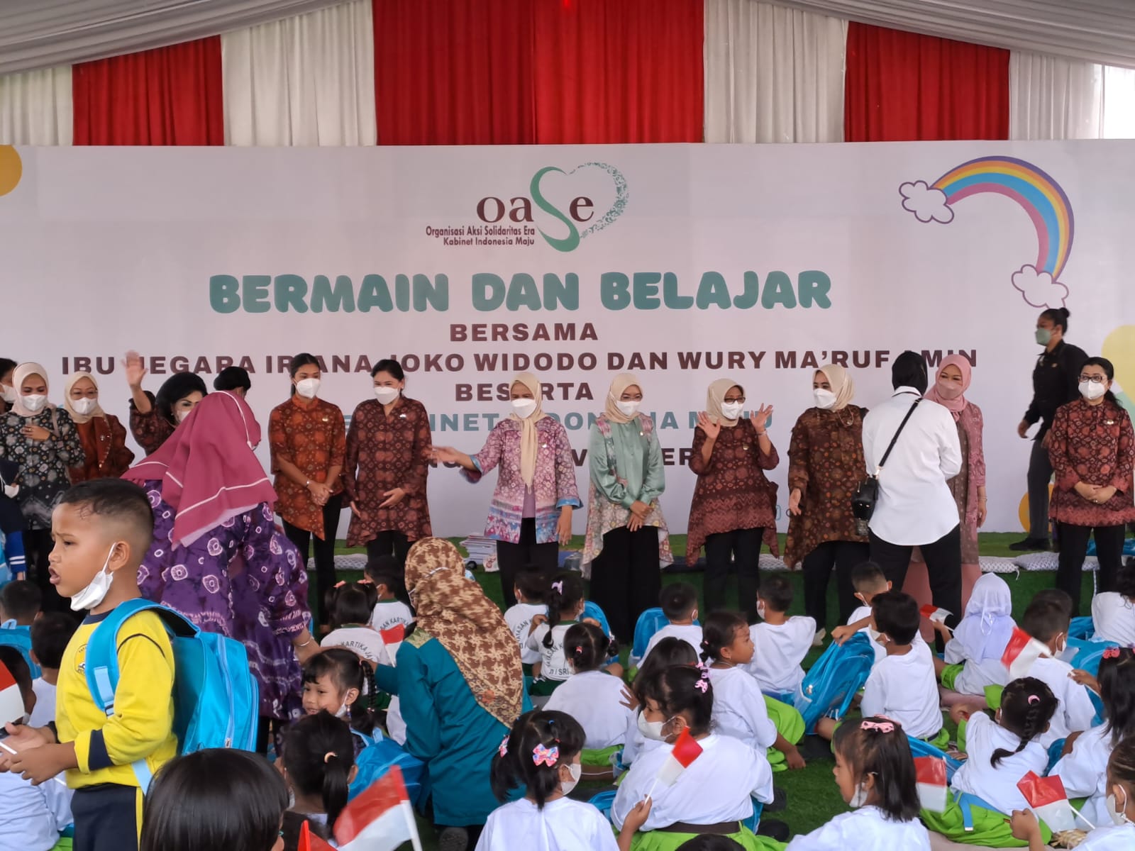 Iriana Jokowi dan rombongan mengunjungi anak-anak TK Putra I Palembang Sumsel (Indodaily.co)
