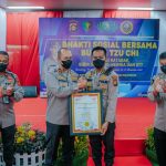 Kapolda Sumsel Irjen Pol Rachmad Wibowo menyerahkan sertifikat Pelayanan Paripurna Bintang-5 dari Komite Akreditasi Rumah Sakit kepada RS Bhayangkara Polda Sumsel