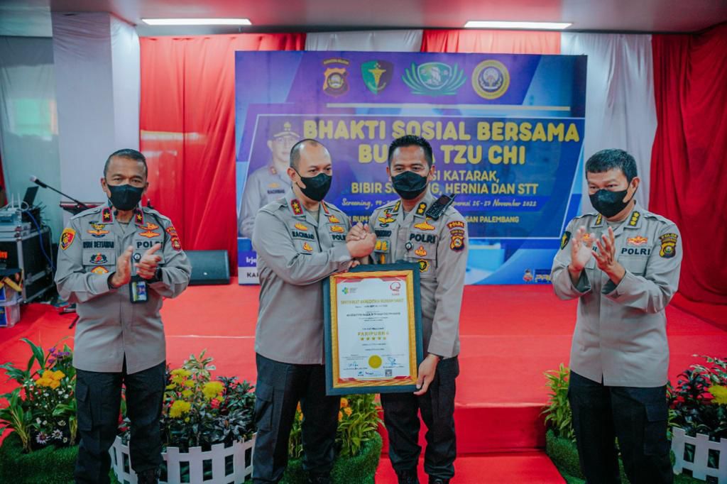 Kapolda Sumsel Irjen Pol Rachmad Wibowo menyerahkan sertifikat Pelayanan Paripurna Bintang-5 dari Komite Akreditasi Rumah Sakit kepada RS Bhayangkara Polda Sumsel