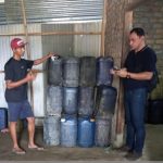 Anggota Subdit IV Tipidter Ditreskrimsus Polda Sumsel mengamankan pelaku penimbunan BBM Subsidi jenis Solar berikut barang bukti