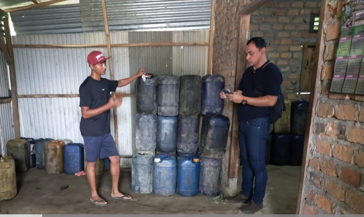 Anggota Subdit IV Tipidter Ditreskrimsus Polda Sumsel mengamankan pelaku penimbunan BBM Subsidi jenis Solar berikut barang bukti