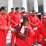 Presiden Jokowi saat menyerahkan Bonus Apresiasi bagi Atlet ASEAN Paragames Ke-11, di halaman tengah Istana Merdeka, Jakarta, pada Senin, 28 November 2022. Foto: BPMI Setpres/Indodaily.co