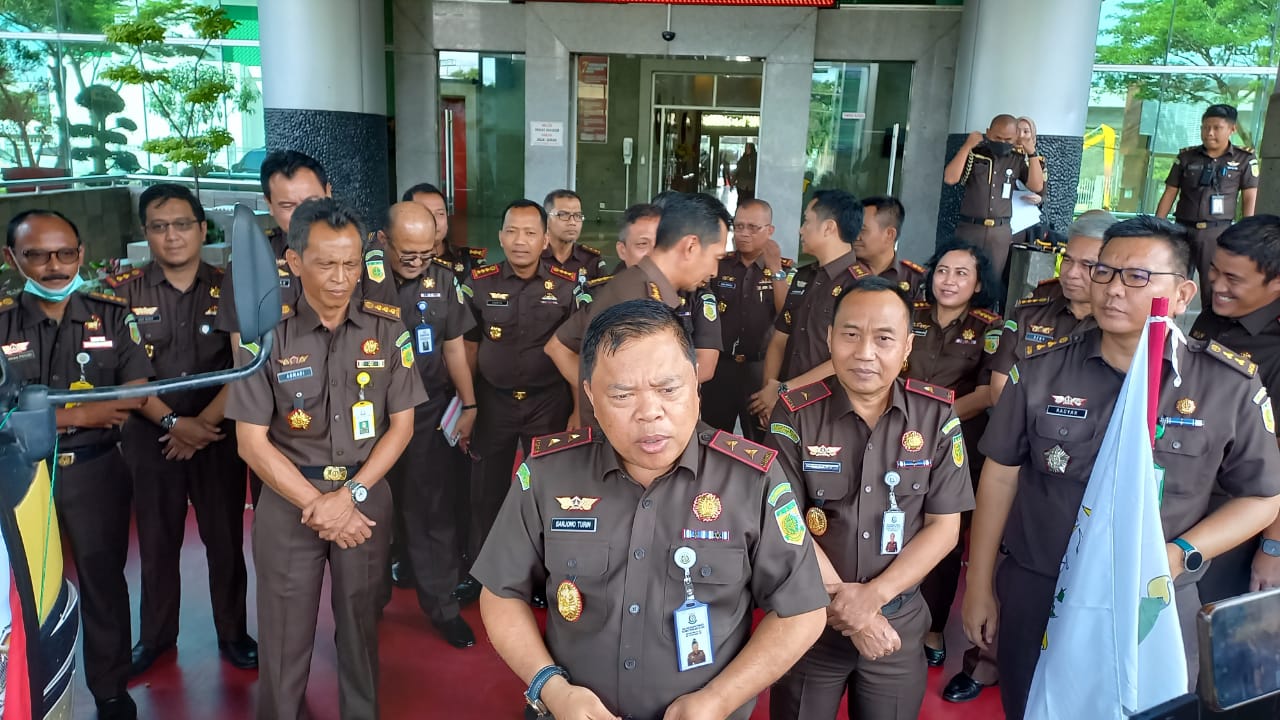 Kepada Kejaksaan Tinggi Sumatra Selatan (Kejati Sumsel) Sarjono Turin SH MH saat konferensi pers, Senin (28/11/2022)