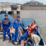 pihak Pol Airud dan Polrestabes Palembang, Polsek SU I saat melakukan pencarian terhadap perempuan yang terjun dari Jembatan Ampera