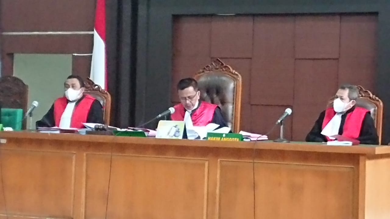 Persidangan Yang diketuai oleh majelis hakim PN Palembang Sahlan Efendi SH MH saat membacakan amar putusan ketiga terdakwa selasa (29/11/2022)