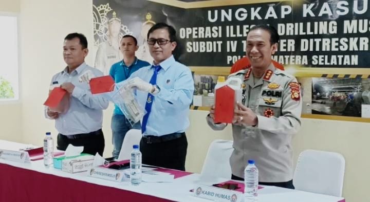 Dirreskrimsus Polda Sumsel Kombes Pol. M Barly Ramadhani saat menggelar keterangan pers