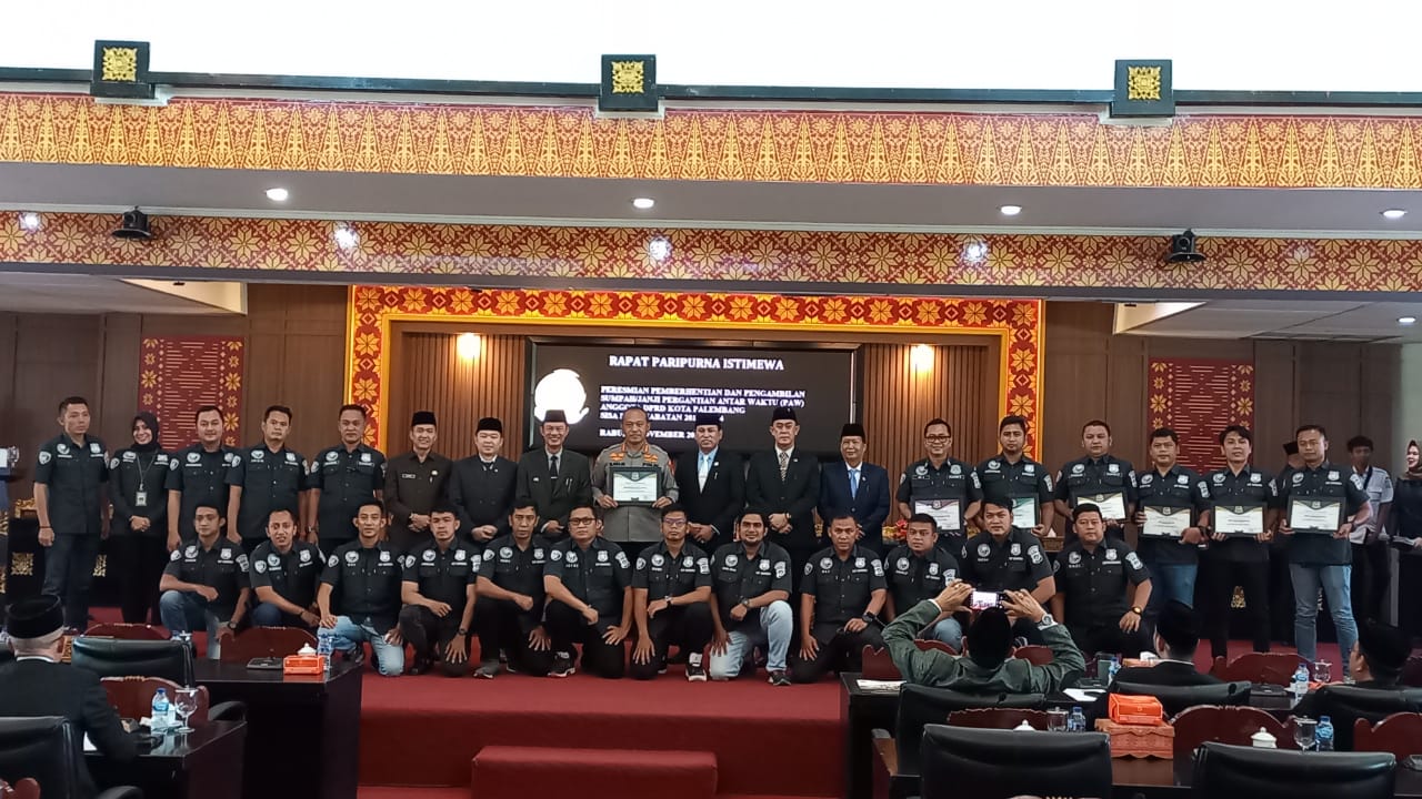 Kapolrestabes Palembang, Kombes Pol Mokhamad Ngajib bersama Kasat Reserse Narkoba Polrestabes Palembang Kompol Mario Ivanry menerima penghargaan dari Dewan Perwakilan Rakyat Daerah (DPRD) Kota Palembang, Rabu (30/11/2022)