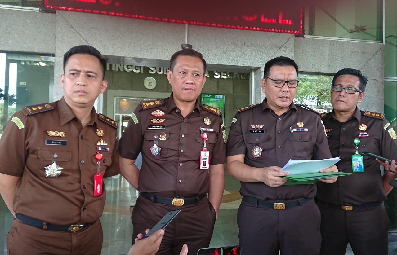 Khaidirman SH MH didampingi Naim Mullah SH MH dan Kasi Penkum Kejati Sumsel Mohd Radyan SH MH