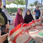 Para ibu rumah tangga saat berbelanja du Bazar Pangan Murah di The Sultan Convention Center Kecamatan Ilir Barat I Palembang, Rabu (30/11/2022)