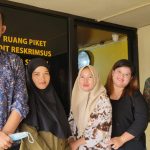 Debitur Gusti Pratiwi didampingi Penasehat Hukum, Adv Muhammad Icad Ramadhana bersama Adv Fahrizal saat ditemui indodaily.co, di Mapolda Sumsel, Kamis (15/12/2022). Foto: Ray/Indodaily.co