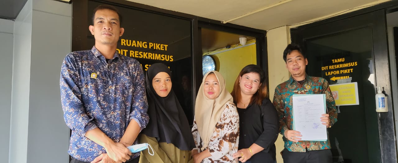 Debitur Gusti Pratiwi didampingi Penasehat Hukum, Adv Muhammad Icad Ramadhana bersama Adv Fahrizal saat ditemui indodaily.co, di Mapolda Sumsel, Kamis (15/12/2022). Foto: Ray/Indodaily.co