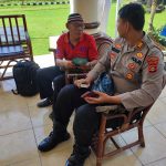 petugas unit patroli Polsek Gandus saat berbicara dengan Darmi (65), warga Bengkulu