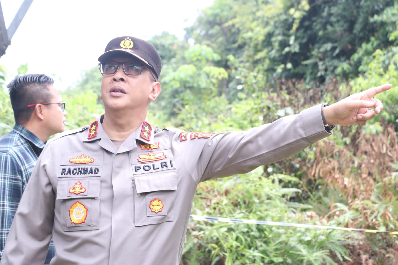 Kapolda Sumsel Irjen A.Rachmad Wibowo SIK saat mengecek perusakan tower di beberapa desa di Kecamatan Gelumbang, Kabupaten Muara Enim
